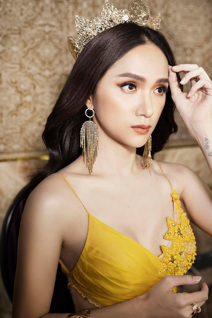 Trong showbiz Việt, hiếm có nàng Hậu nào sở hữu đôi mắt to tròn, vừa mang nét dịu dàng vừa mang nét tinh anh, sắc sảo như Hương Giang 