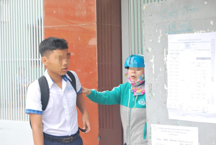 Nam sinh đành buồn bã ra về vì tới điểm thi quá trễ. Ảnh: PLO