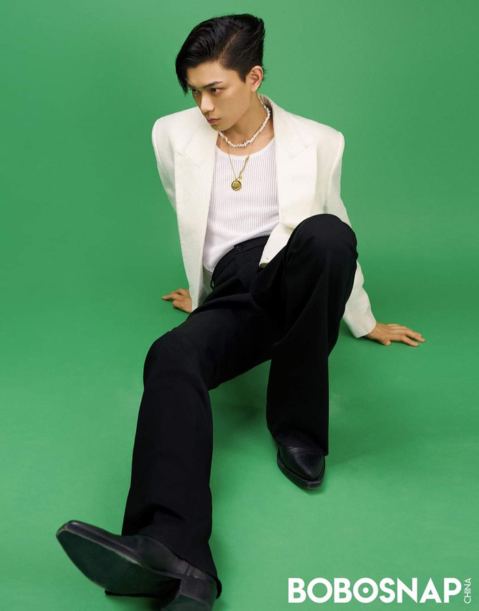 Đinh Vũ Hề trên tạp chí BOBOSNAP và Hân Vi số mới nhất: Điển trai, cool ngầu và thời thượng Ảnh 9