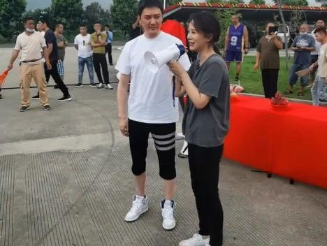 Trái ngược với bà xã Triệu Lệ Dĩnh, Phùng Thiệu Phong trở nên già nua với lưng gù, tóc điểm bạc Ảnh 3