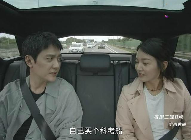 Trái ngược với bà xã Triệu Lệ Dĩnh, Phùng Thiệu Phong trở nên già nua với lưng gù, tóc điểm bạc Ảnh 6