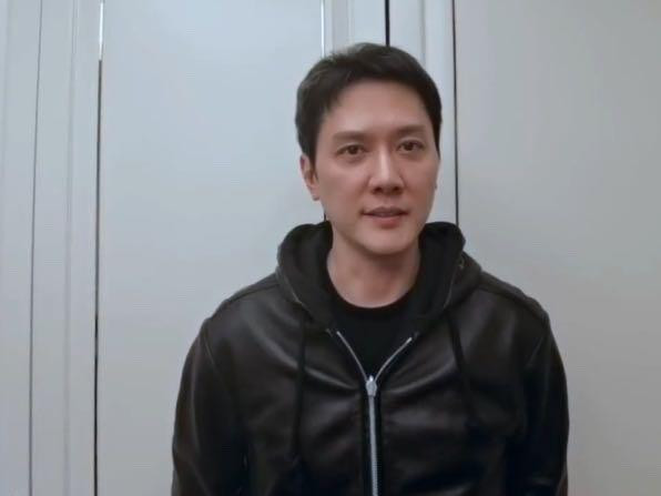 Trái ngược với bà xã Triệu Lệ Dĩnh, Phùng Thiệu Phong trở nên già nua với lưng gù, tóc điểm bạc Ảnh 5