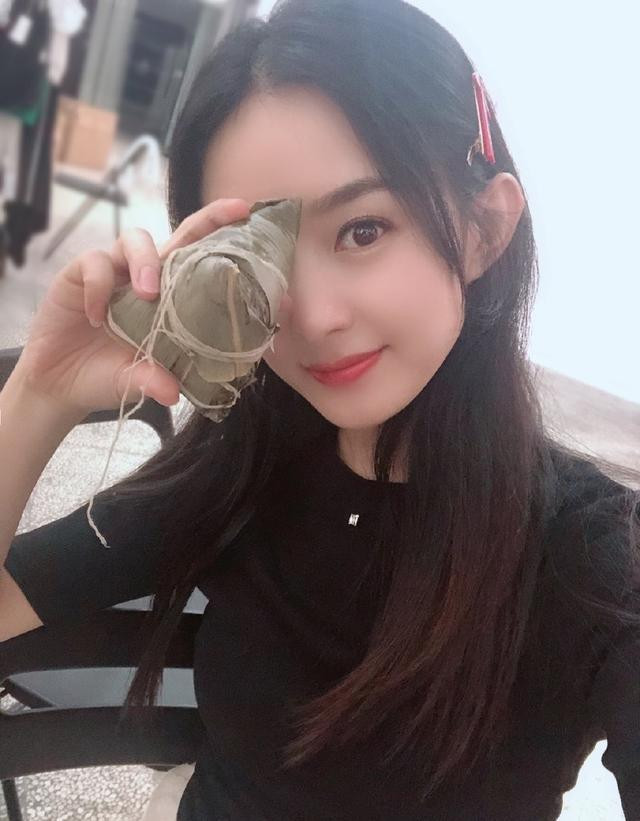 Trái ngược với bà xã Triệu Lệ Dĩnh, Phùng Thiệu Phong trở nên già nua với lưng gù, tóc điểm bạc Ảnh 7