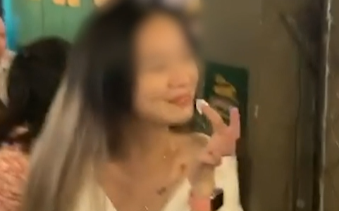 Quẹt trộm bánh kem từ bàn bên cạnh dù chưa thổi nến, girl xinh nhận cả 'rổ gạch đá' vì hành động kém duyên Ảnh 2