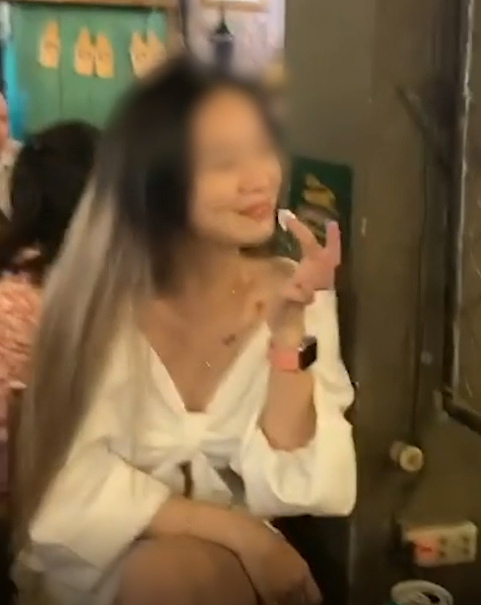 Cô nàng đủng đỉnh đưa tay dính bánh kem lên miệng nhấm nháp.