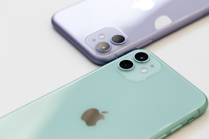 iPhone 11 năm ngoái chỉ được trang bị màn hình LCD và không hỗ trợ 5G. (Ảnh: HypeBeast)