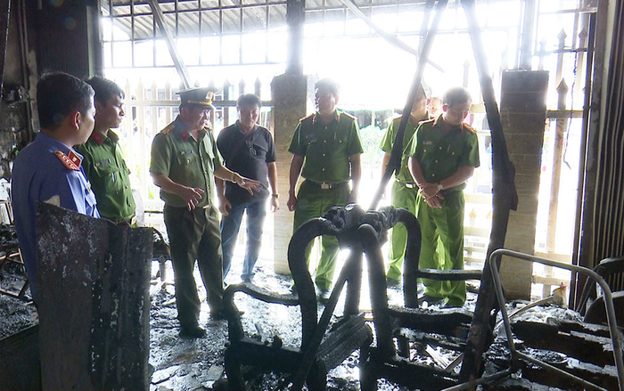 2 người đàn ông tạt khoảng 45 lít xăng rồi châm lửa đốt khiến 3 người bị bỏng nặng Ảnh 2