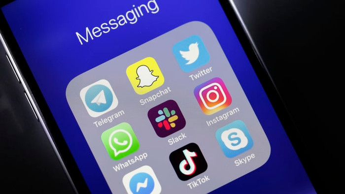 Cuộc chiến mạng xã hội ngày càng nóng lên. Ảnh: CNBC