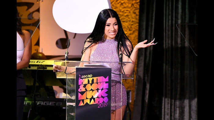 Cardi B vui vẻ lên nhận giải tại ASCAP 2019.