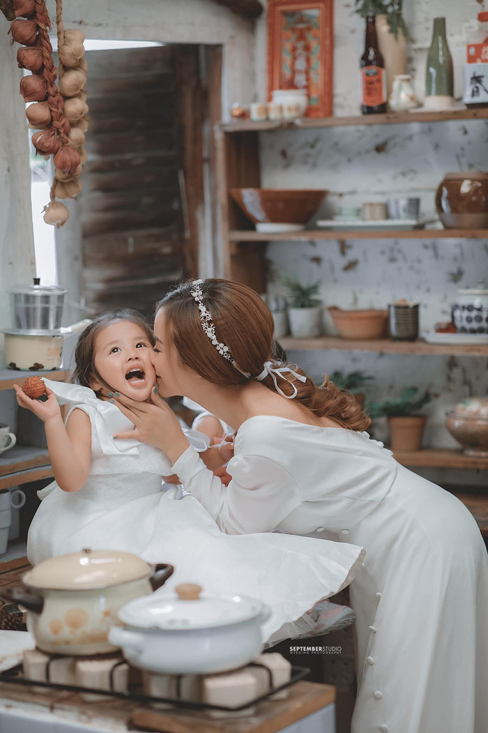  Khi được hỏi về chồng cũ,Bảo Ngọc tỏ thái độ né tránh, cô cho biết mình chưa muốn tìm tình yêu mới thay vào đó sẽ dành thời gian để chăm sóc và nuôi dạy 2 con