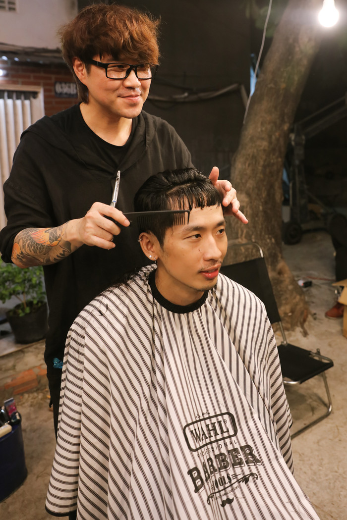 Tuấn Trần điêu luyện tự xuống tóc, ekip 'Xin chào papa' hé lộ liền tay sự thật phía sau Ảnh 10