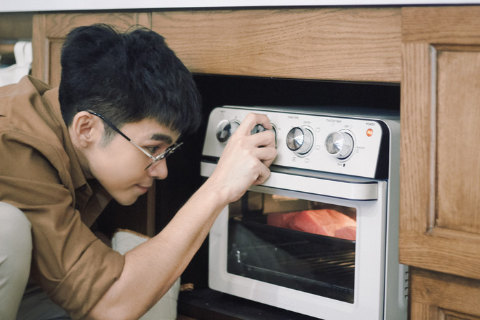 Đẹp trai, 6 múi, bếp xinh lại nấu ăn ngon: Jun Phạm xứng danh 'cực phẩm' của 'Nhà có một người' Ảnh 5