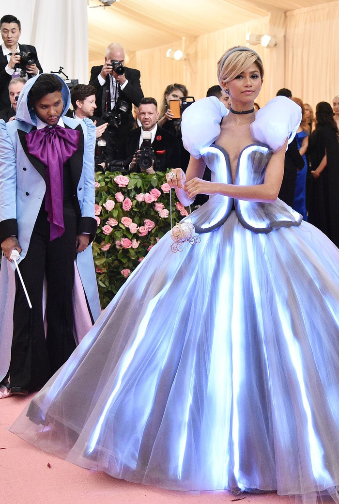 Zendaya đã tái hiện lại 100% diện mạo của Lọ Lem trong Met Gala 2019. Thậm chí cô còn có cả ‘bà tiên đỡ đầu’ stylist Law Roach đi theo sau. 
