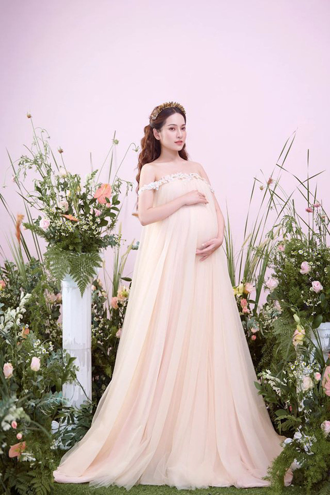 Nếu không nhìn vào động tác tay cà chiếc bụng nhiều người sẽ không nhận ra cô mang bầu