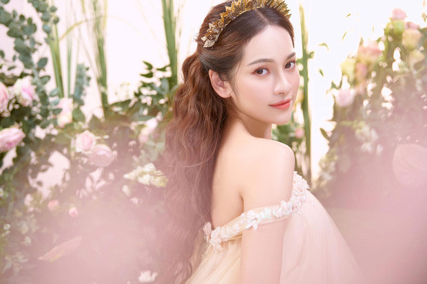 Sara Lưu sở hữu bờ vai nhỏ nhắn mà mọi cô gái đều ao ước