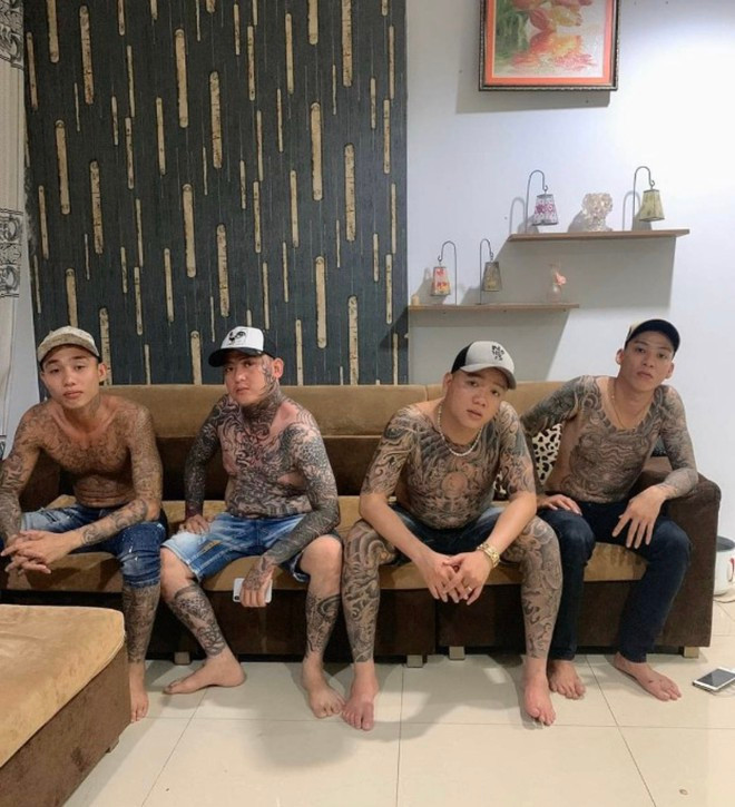 Đối tượng Trí (thứ 2 từ trái qua). Ảnh: báo Thanh Niên