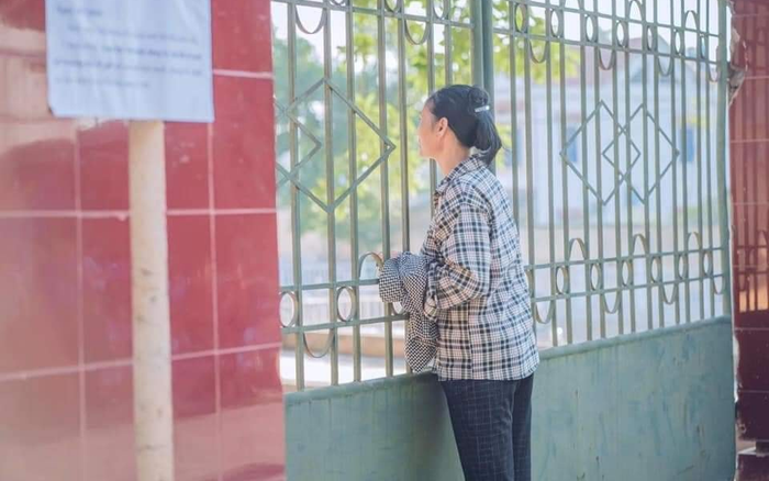 Xúc động hình ảnh người mẹ tất tả chạy đến trường kịp đưa giấy dự thi cho con, đứng ngoài cổng với ánh mắt nhiều lắng lo Ảnh 2