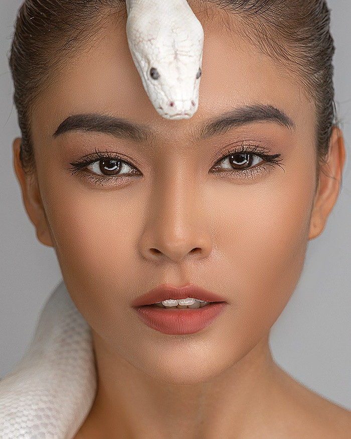 Thần thái thu hút của á hậu Mâu Thủy trong concept chụp hình với rắn.