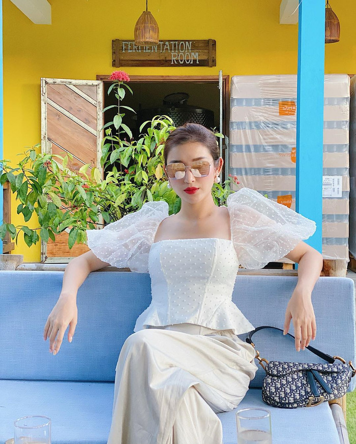Á hậu Huyền My diện style nữ tính, pose dáng sang chảnh.