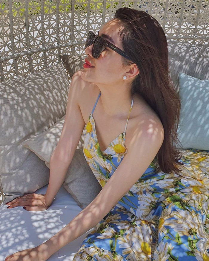 Á hậu Lệ Hằng diện loạt váy hoa khoe vai trần quyến rũ trong chuyến du lịch biển với hội bạn.