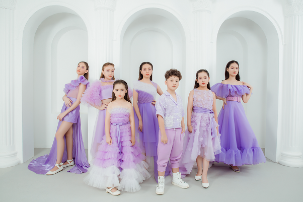 Dàn mẫu nhí từ trai đến gái khoác trên mình các thiết kế tông tím. Các bạn mẫu nhí hóa thân thành những nàng công chúa, hoàng tử trong bộ ảnh thời trang này