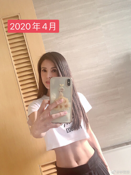 Thời gian qua, Lý Nhược Đồng liên tục khiến cư dân mạng “dậy sóng” khi thường xuyên đăng ảnh tập gym, khoe dáng đẹp, eo thon và cơ bụng săn chắc