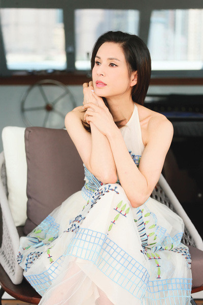 Cô luôn khiến mọi người phải trầm trồ với nhan sắc trẻ đẹp, tự nhiên ở tuổi U50.