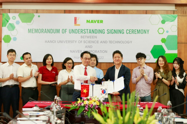 PGS. Hoàng Minh Sơn, Hiệu trưởng Trường ĐH Bách Khoa Hà Nội (trái) và ông Park Dong Jin, Giám đốc Naver Phụ trách khu vực Châu Á Thái Bình Dương (phải).               