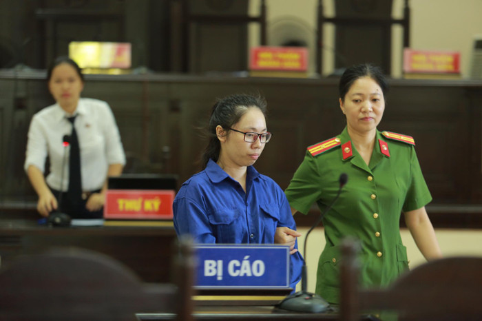 Bị cáo liên tục cúi mặt&nbsp;