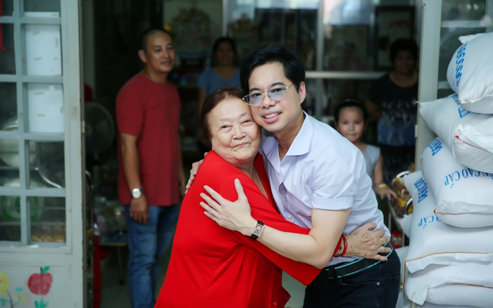 Danh ca Ngọc Sơn gây xúc động với chia sẻ về việc từ thiện: 'Tôi còn hơi thở thì còn giúp cho đời' Ảnh 2