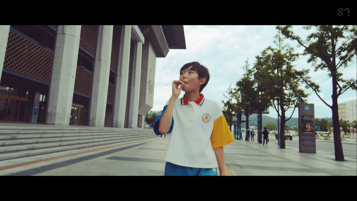 cậu bé xuất hiện xuyên suốt MV, Cậu bé được nhiều người dự đoán là sẽ trở thành Idol thế hệ tiếp theo của SM!