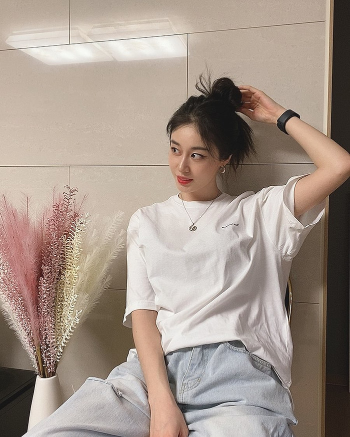 Ji Yeon ( T-ara) tạo dáng trong dáng áo thun trắng basic vintage cơ bản 