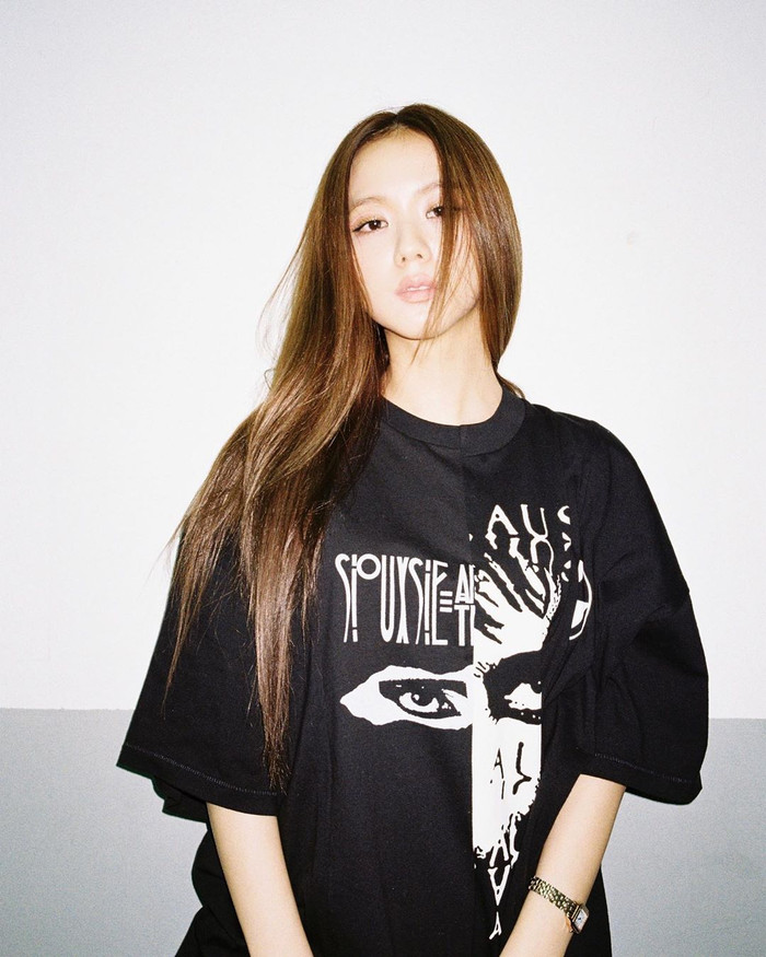 Jisoo BlackPink sành điệu trong dáng áo đen oversized 