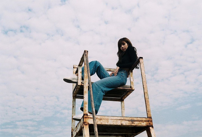 Lisa Black Pink rất chuộng quần ống rộng trong các style thời trang hàng ngày của mình, cô nàng thường mặc dáng quần này mỗi khi ra sân bay hay đơn giản là dạo phố 