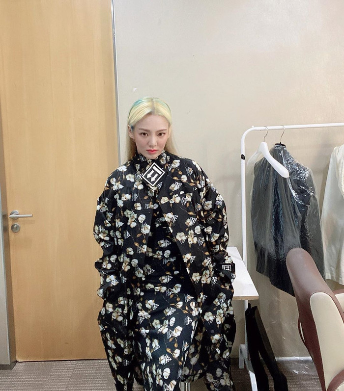 Kim Hyo-yeon SNSD trong set áo choàng và váy họa tiết bắt mắt cực kì