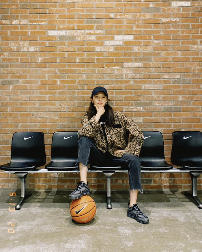 Soo Young SNSD chọn cho mình áo sơ mi oversized rộng thùng thình họa tiết da beo mix cùng jeans lửng và giày thể thao 