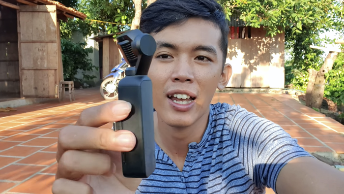 Sang Vlog hy vọng sẽ cố gắng làm việc để có thể xây nhà mới cho mẹ. (Ảnh: Sang Vlog)