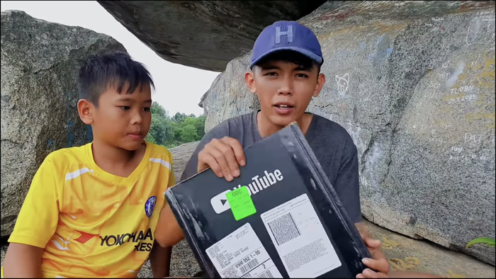 Nam YouTuber nhận được Nút Bạc sau 6 tháng làm YouTube. (Ảnh: Sang Vlog)