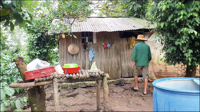 Căn nhà cũ của mẹ con Sang Vlog ở trên đồi. (Ảnh: Sang Vlog)