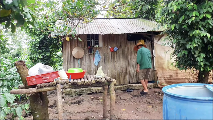 Căn nhà hay bị dột mỗi lần mưa xuống. (Ảnh: Sang Vlog)