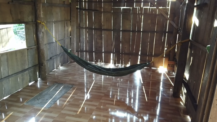 Sàn nhà được lát bằng nền gạch để Sang làm nơi dạy cho những đứa trẻ gần nhà và làm việc của anh. (Ảnh: Sang Vlog)