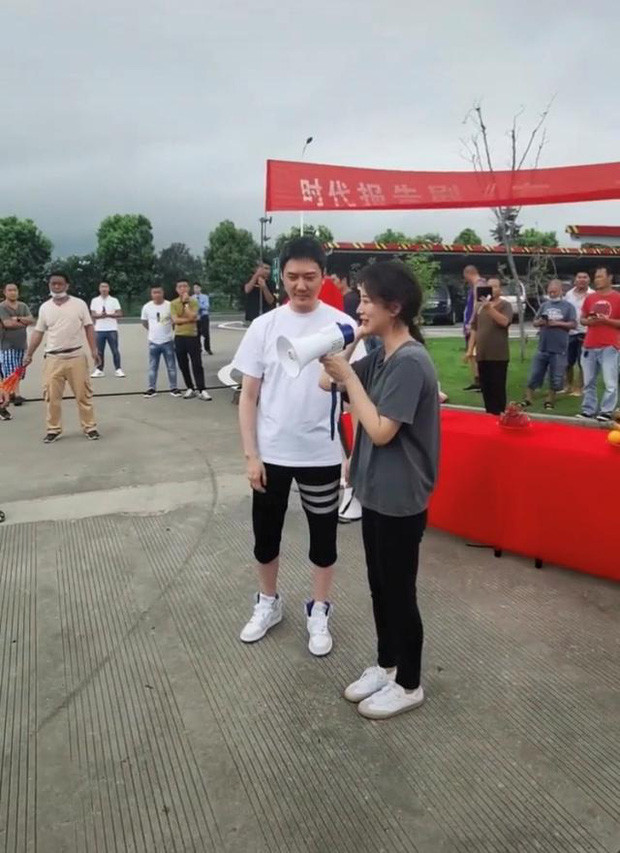 Trong một bức ảnh được chia sẻ trên mạng xã hội mới đây, ông xã Triệu Lệ Dĩnh khiến công chúng hoàn toàn ngạc nhiên với với vẻ ngoài tăng cân, phát tướng như một 'ông chú'