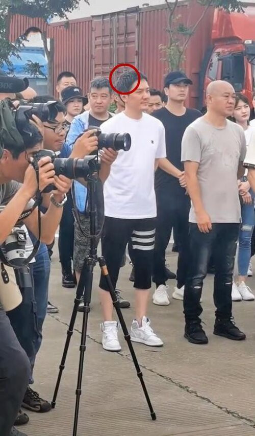 Nhìn máu tóc điểm màu muối tiêu của Phùng Thiệu Phong, không ít cư dân mạng cho rằng ngôi sao 'Cung tỏa tâm ngọc' năm nào giờ đã già