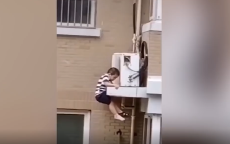 Thót tim cảnh người hàng xóm đỡ trúng đứa trẻ ngã từ tầng 5 Ảnh 2