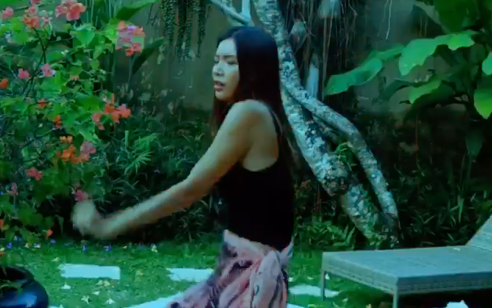 Minh Tú khoe được về Việt Nam nhưng màn ăn mừng có 1-0-2 này mới khiến khán giả cười lăn Ảnh 2