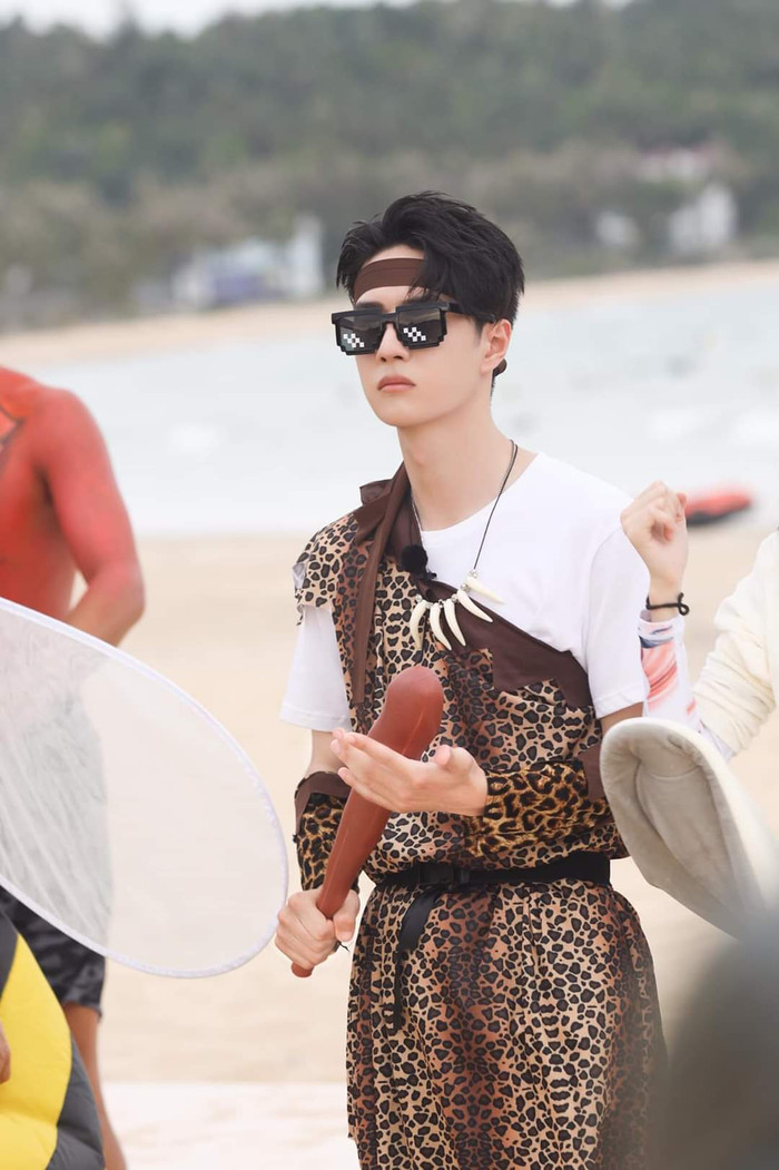 Vương Nhất Bác trong 'Tiệm lướt sóng mùa hè' mặc đồ thổ dân, giống Tarzan của phương Đông đi lạc đến thành thị Ảnh 7