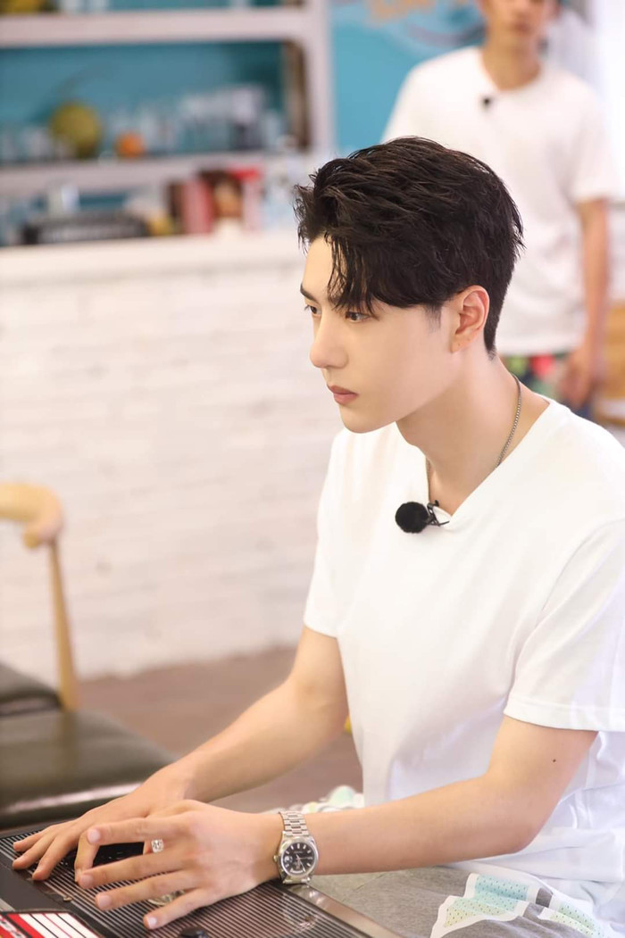 Vương Nhất Bác trong 'Tiệm lướt sóng mùa hè' mặc đồ thổ dân, giống Tarzan của phương Đông đi lạc đến thành thị Ảnh 4