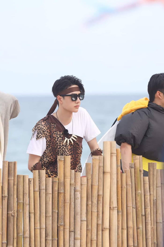 Vương Nhất Bác trong 'Tiệm lướt sóng mùa hè' mặc đồ thổ dân, giống Tarzan của phương Đông đi lạc đến thành thị Ảnh 5