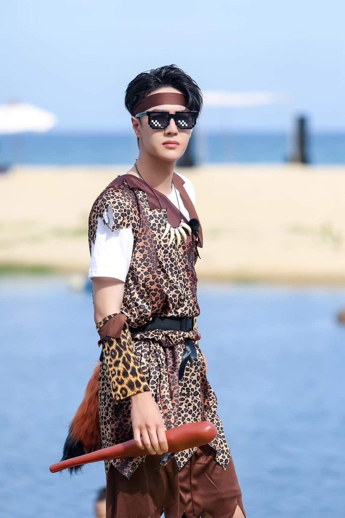 Vương Nhất Bác trong 'Tiệm lướt sóng mùa hè' mặc đồ thổ dân, giống Tarzan của phương Đông đi lạc đến thành thị Ảnh 6