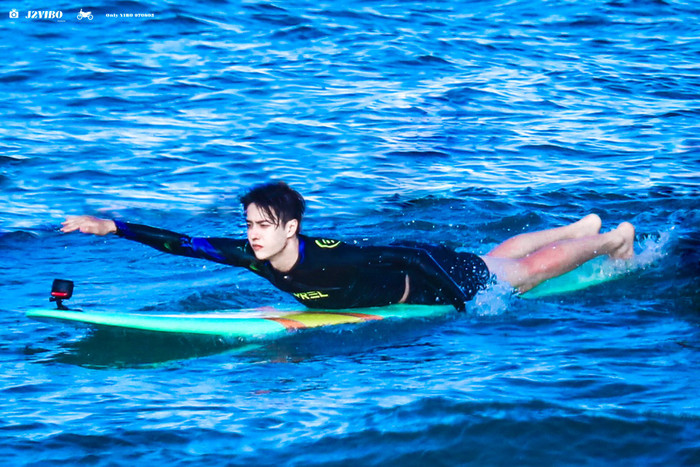 Vương Nhất Bác trong 'Tiệm lướt sóng mùa hè' mặc đồ thổ dân, giống Tarzan của phương Đông đi lạc đến thành thị Ảnh 12